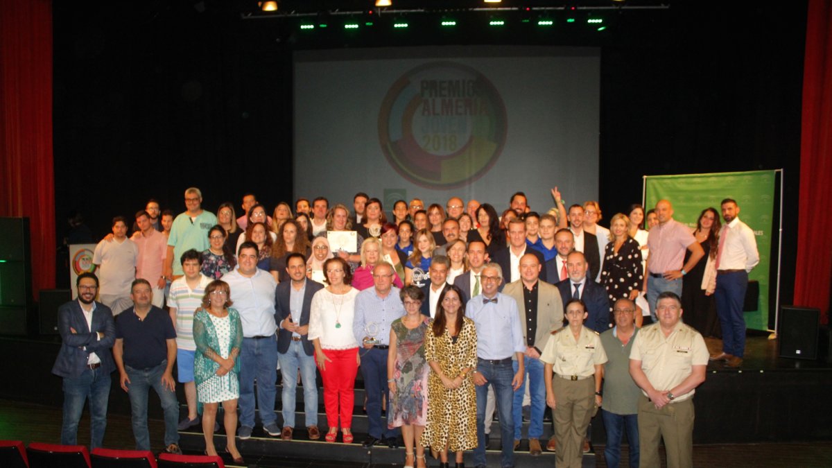 Los galardonados en los Premios Almería Joven 2018 con la delegada de Gobierno y el director del IAJ a la cabeza.