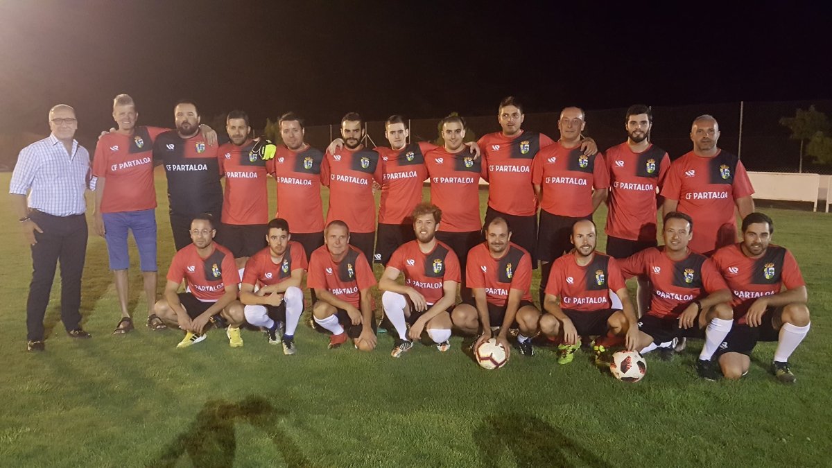El jugadores del equipo de Partaloa con la nueva equipación.