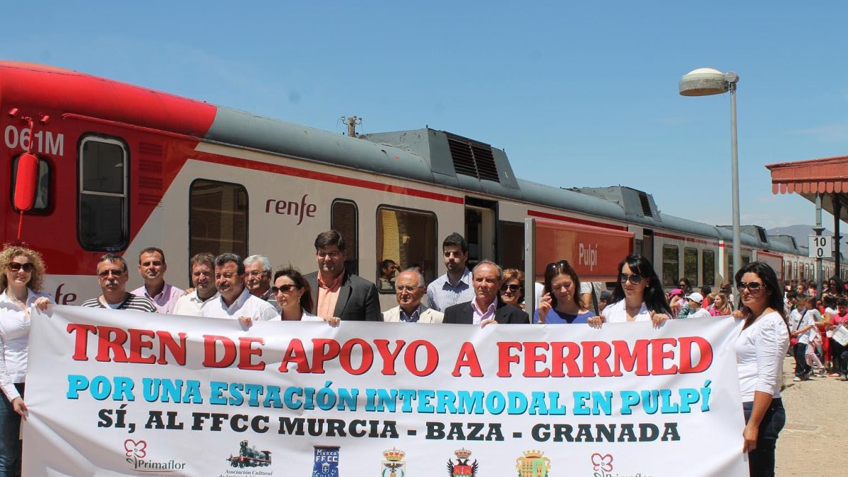 Concentración para pedir la reapertura de la línea Guadix-Almendricos..