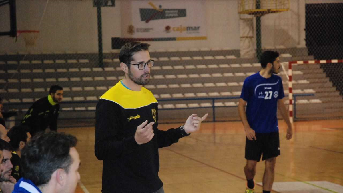 El entrenador almeriense dirigiendo a sus muchachos.