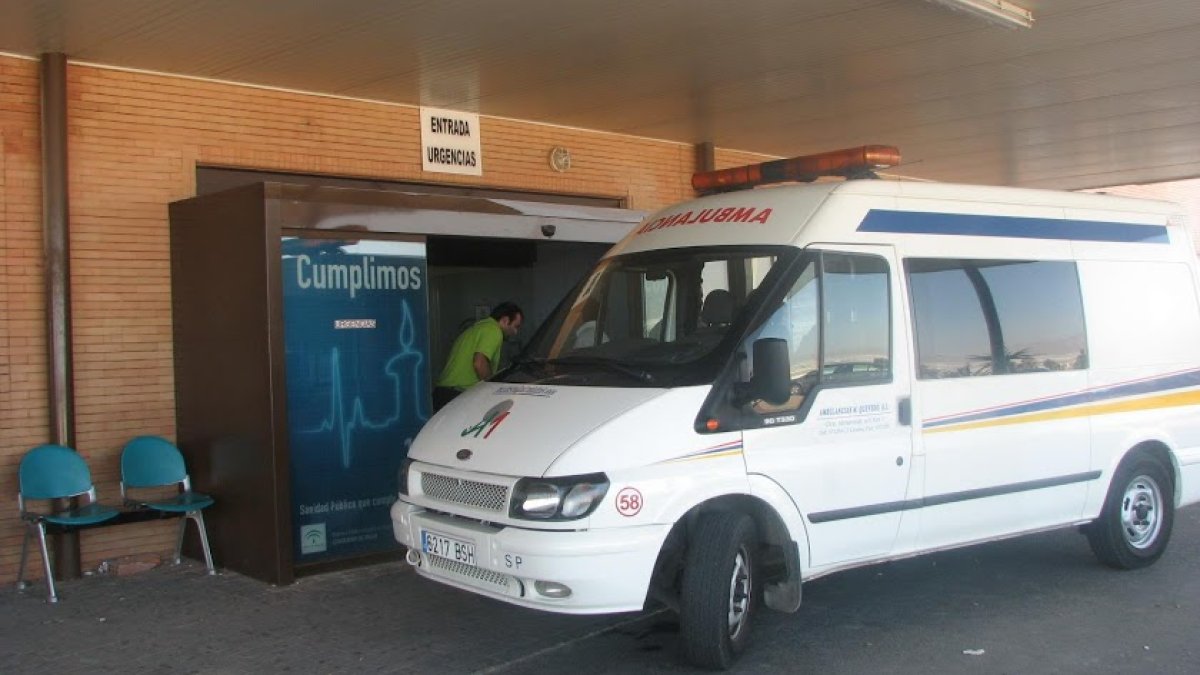 Ambulancia a las puertas de un centro hospitalario almeriense en una foto de archivo.