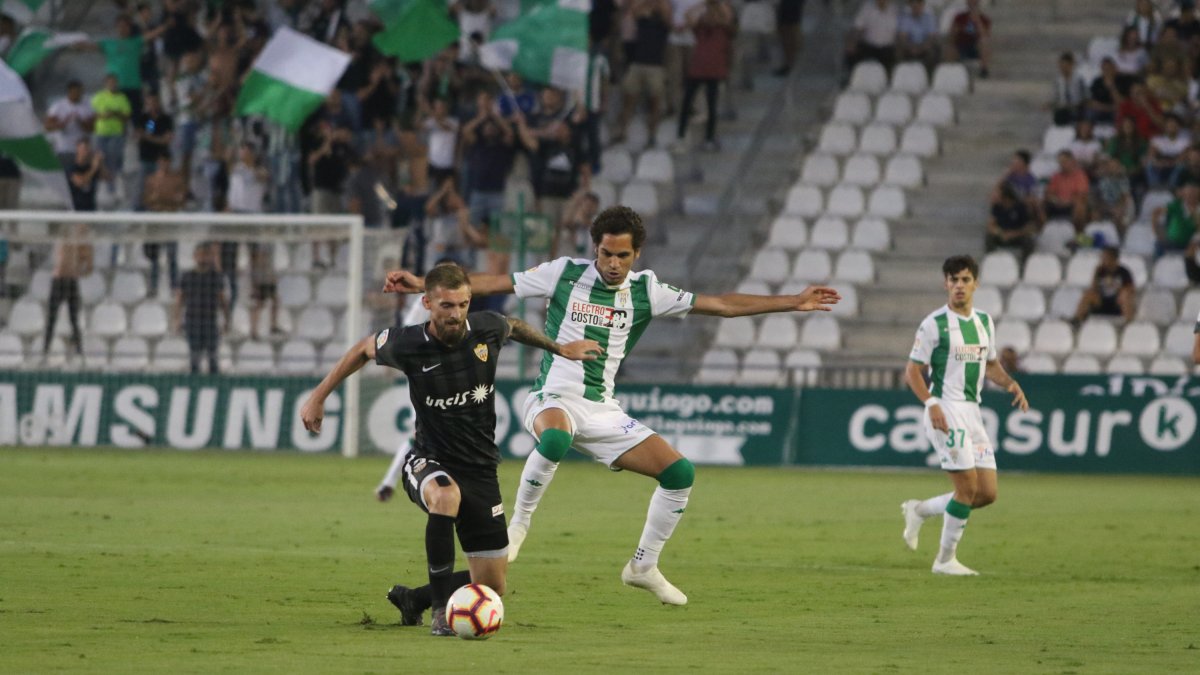 Saveljich en una jugada del partido ante el Córdoba.