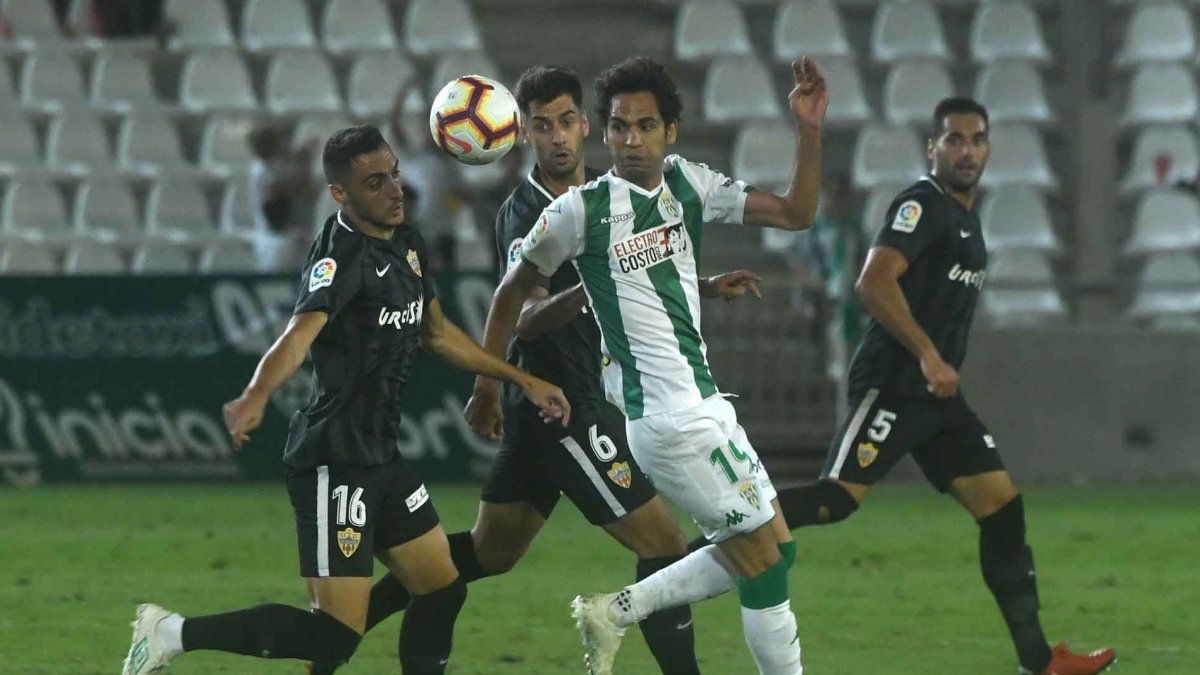 De la Hoz y Aguza en una jugada con Araújo.