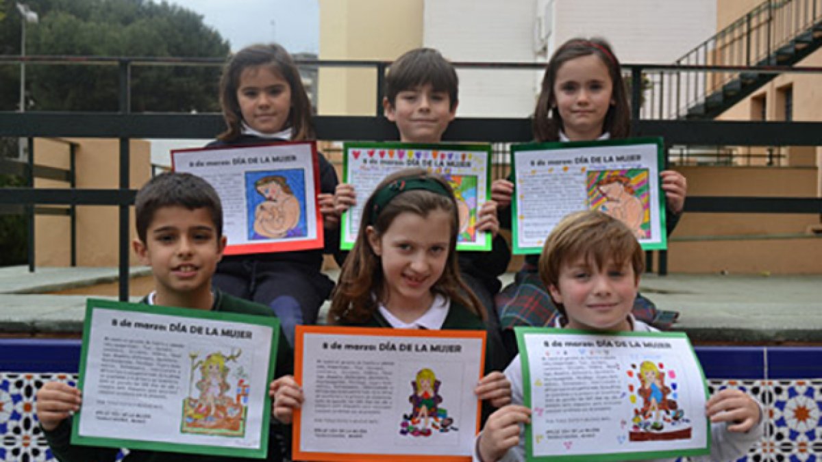 Alumnos del colegio Stella Maris con trabajos conmemorando el Día de la Mujer.