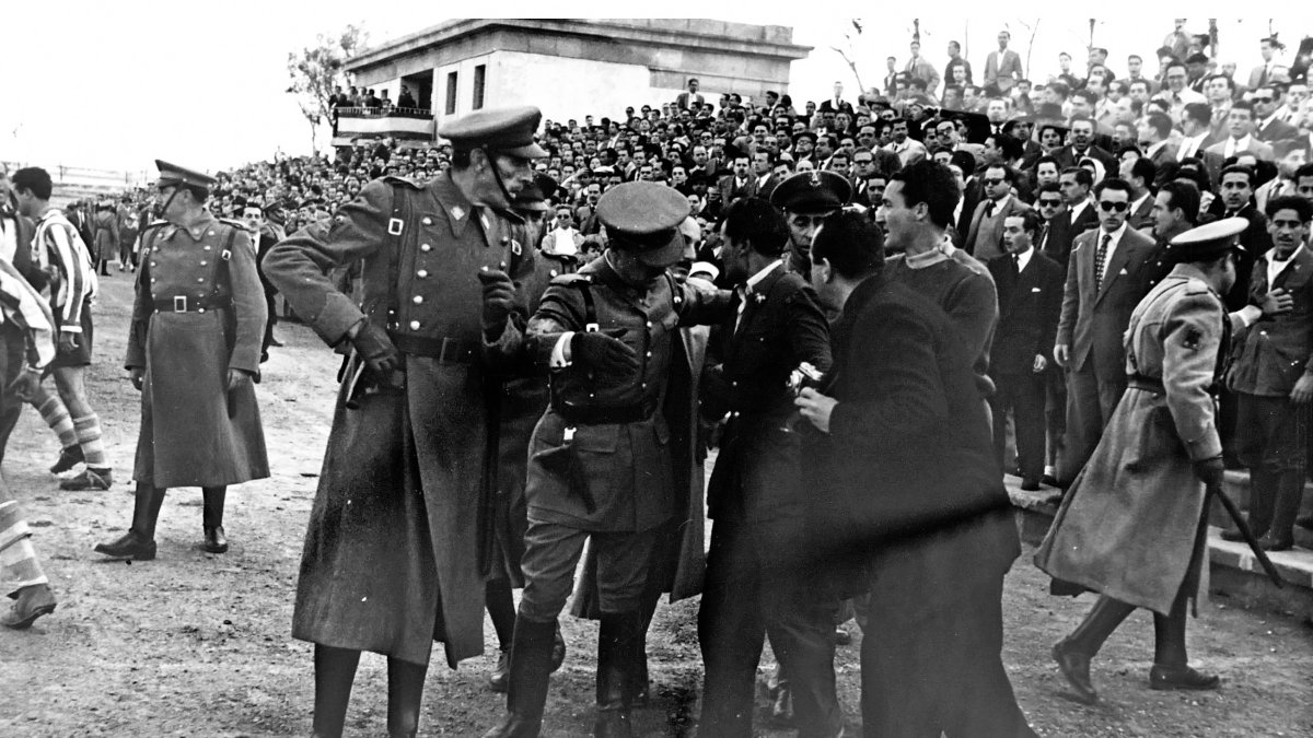 La Policía Armada tenía que intervenir de vez en cuando para apaciguar los ánimos de la afición del Almería en el estadio de la Falange.
