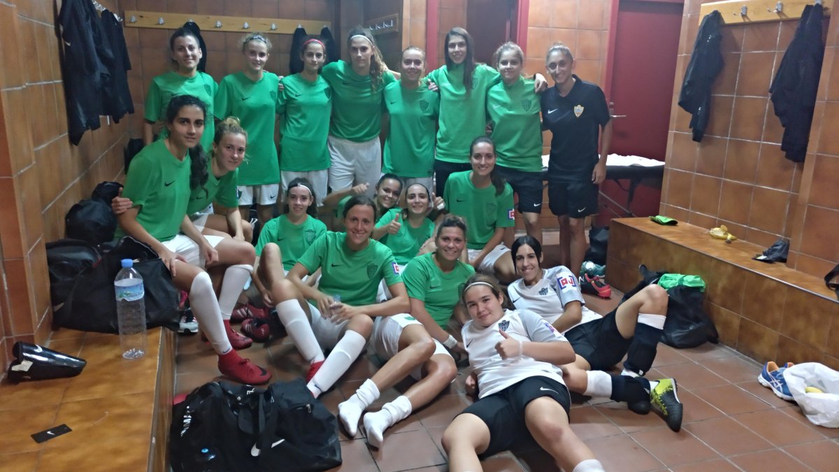 Las chicas UDA celebraron la victoria en el vestuario.
