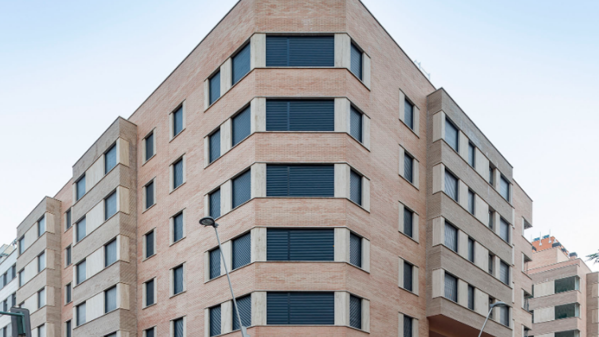 Disponen de viviendas de 2,3 y 4 dormitorios, plazas de garaje, locales y oficinas.