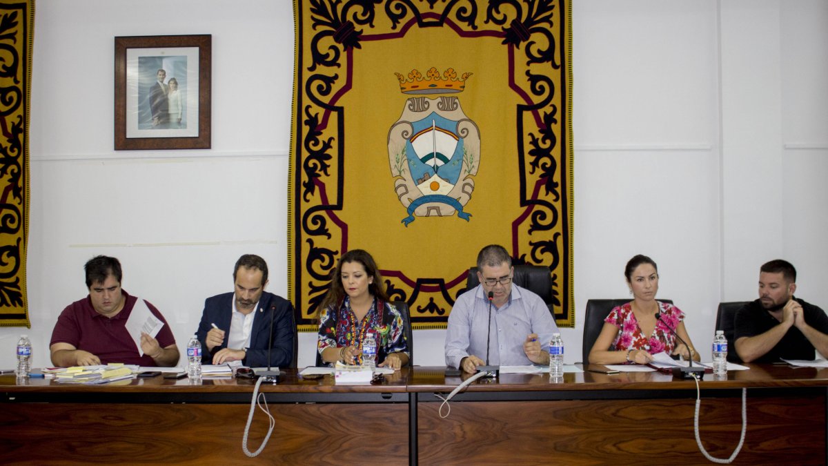 La ya exsecretaria junto al alcalde de Carboneras en el último pleno.