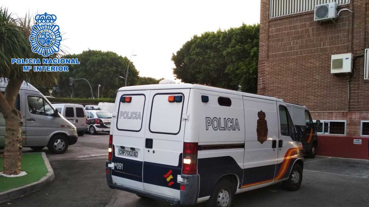 Se apoderó de un móvil tras golpear en la cara varias veces con sus puños a su propietaria,.