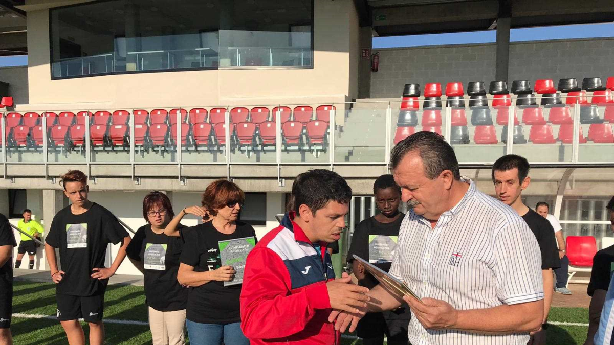 El alcalde de Pulpí, Juan Pedro García, distinguía a los equipos.