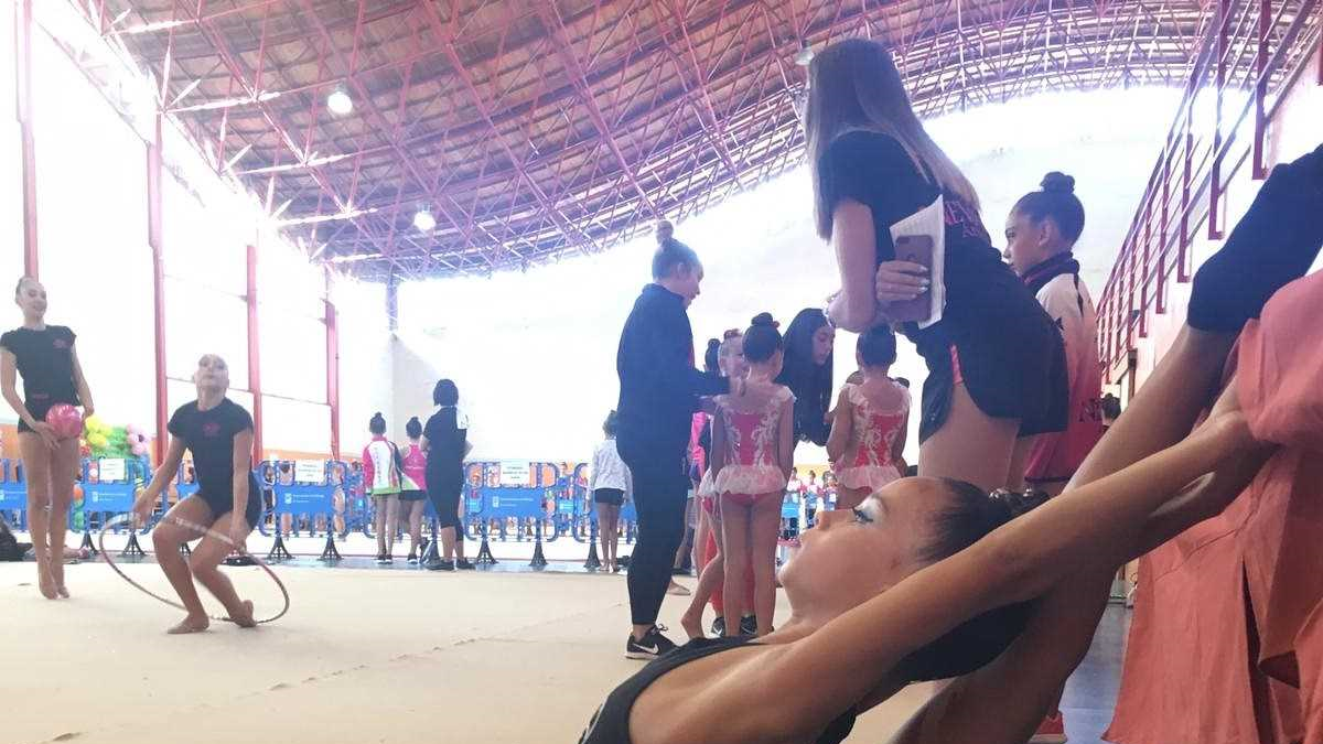 La gimnasta en pleno calentamiento.