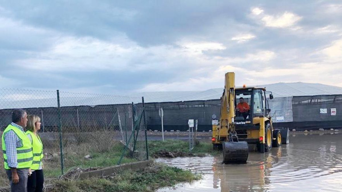 El concejal de Obras Públicas, José Andrés Cano, supervisando las tareas de acondicionamiento de la vía.