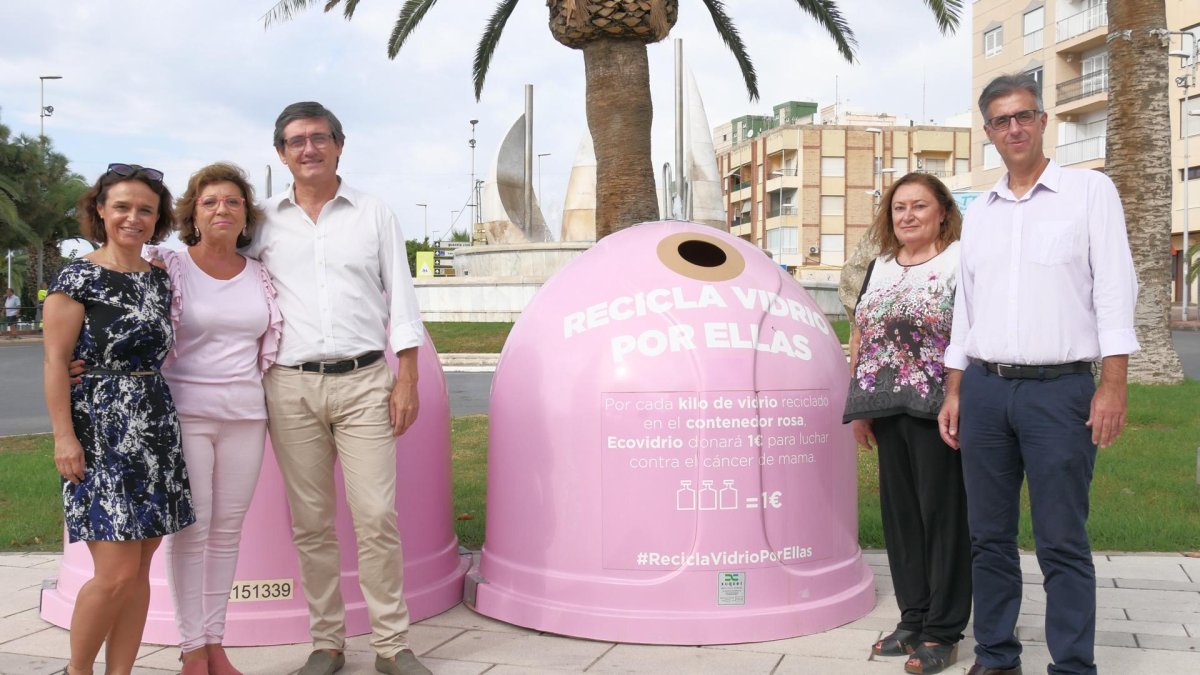 Manuel Cortés, ediles municipales y la presidenta de la AECC de Adra.