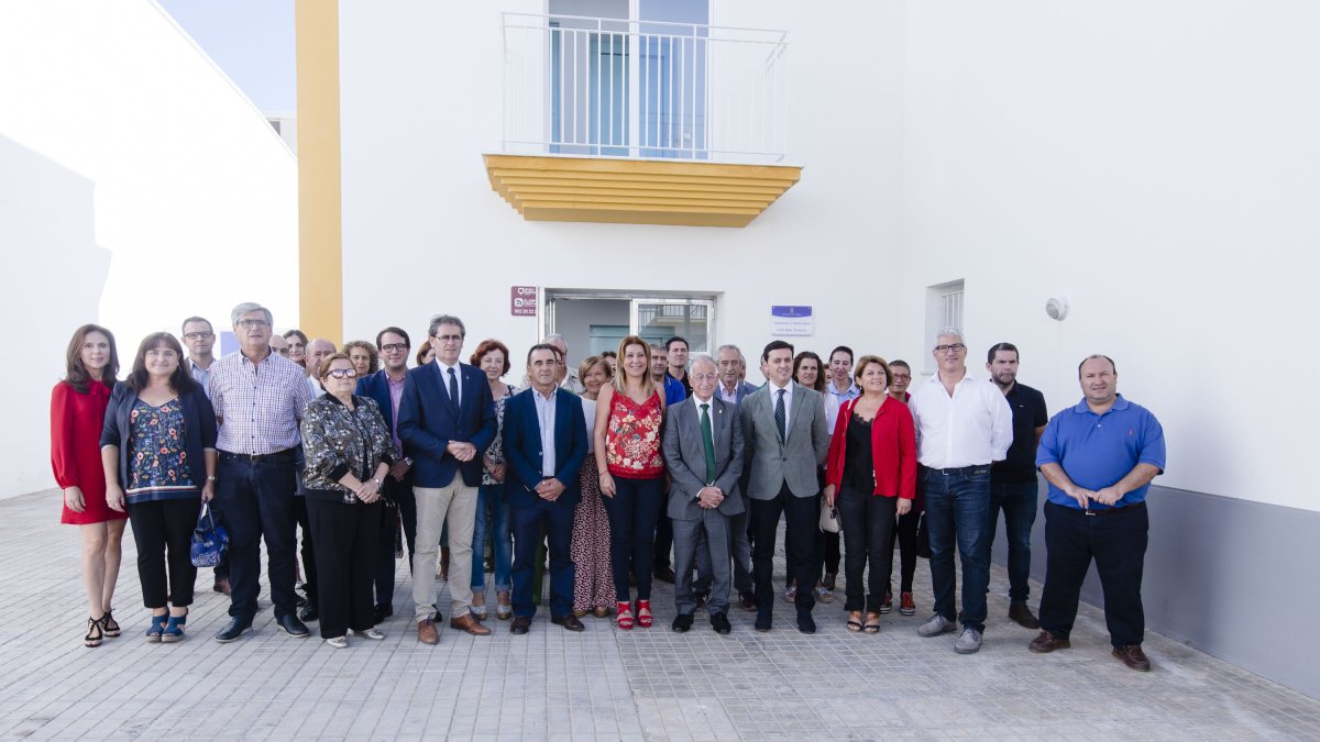 Diputados, alcaldes y concejales, en la inauguración de la nueva Unidad de Asistencia a Municipios de la Diputación.