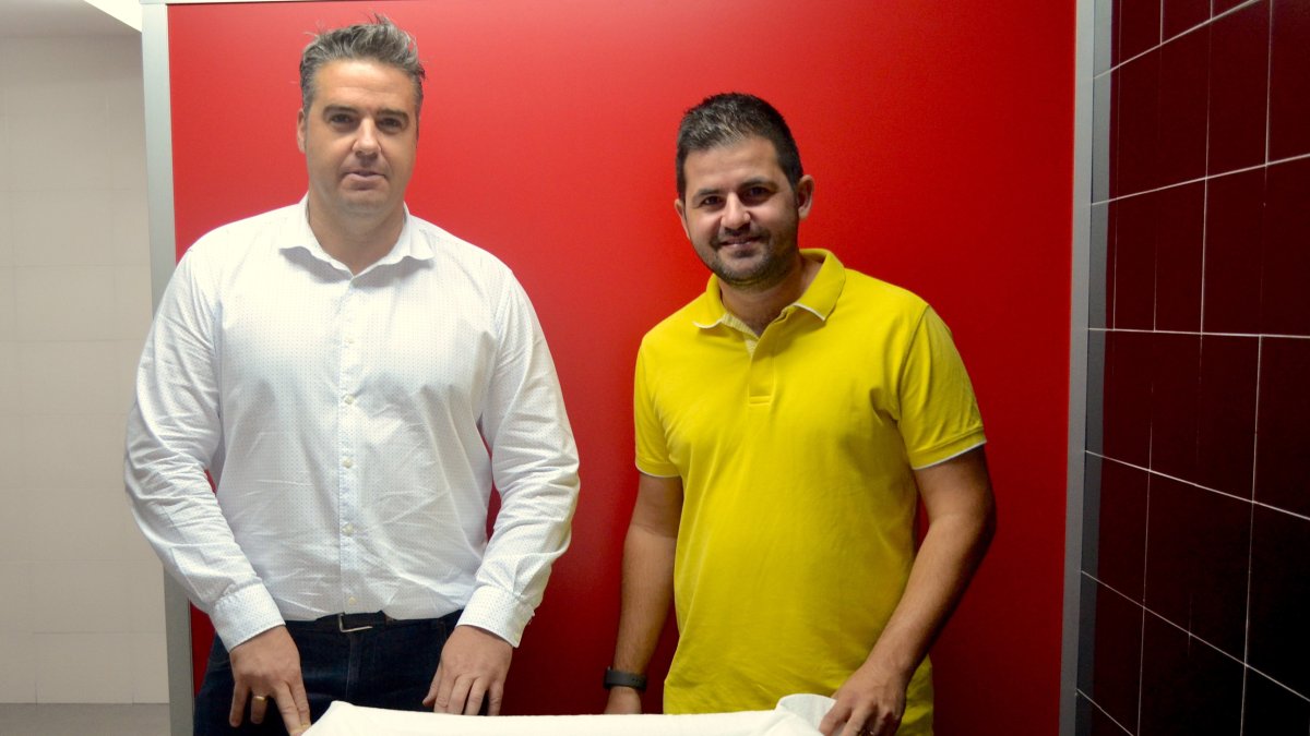 El alcalde y el concejal de Deportes muestran un cambiador.