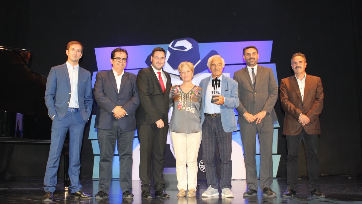 Autoridades y el director del AWFF, junto al homenajeado, Sal Borgese.