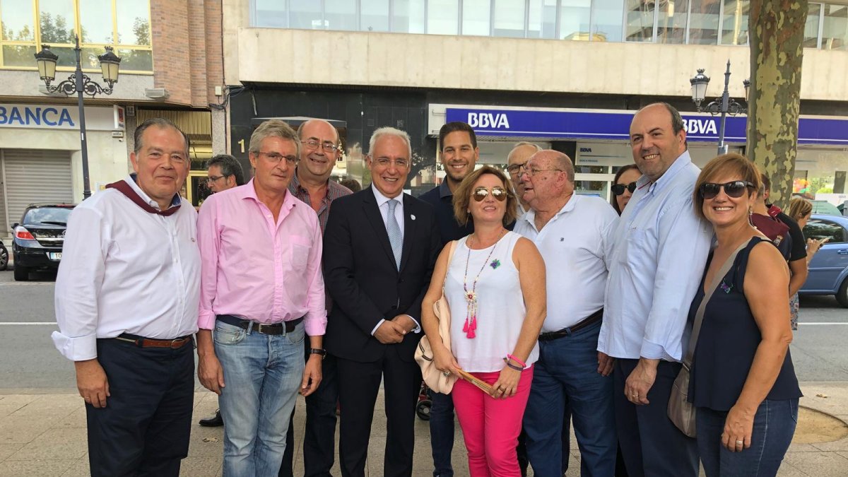 3Taurinos3 y su presidente, con el presidente de la Comunidad de La Rioja.