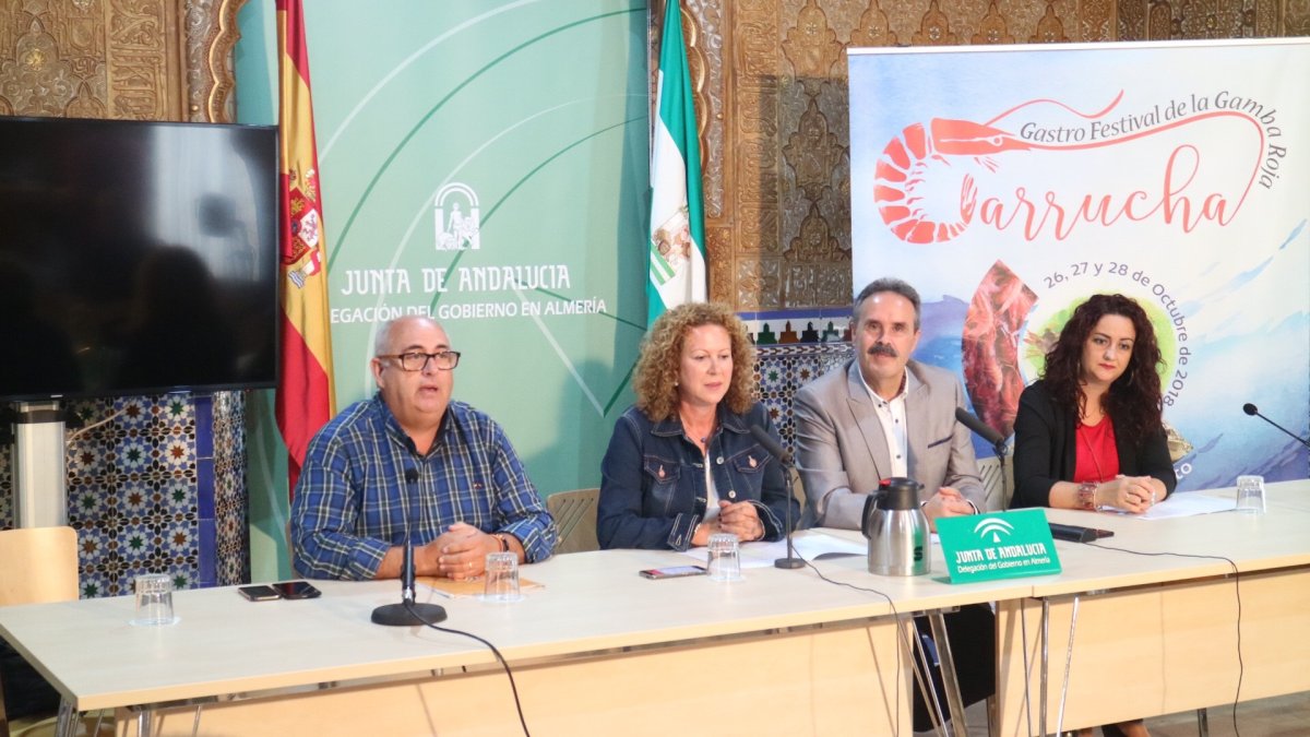 Presentación ayer del cartel del Festival de la Gamba, con Juan Leal, María López, Alfredo Valdivia y Rocío Galindo.