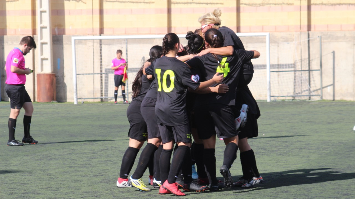 Las jugadoras celebrando uno de los goles.