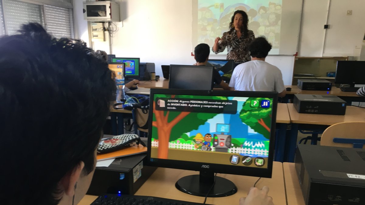 Uno de los alumnos jugando al videojuego presentado.
