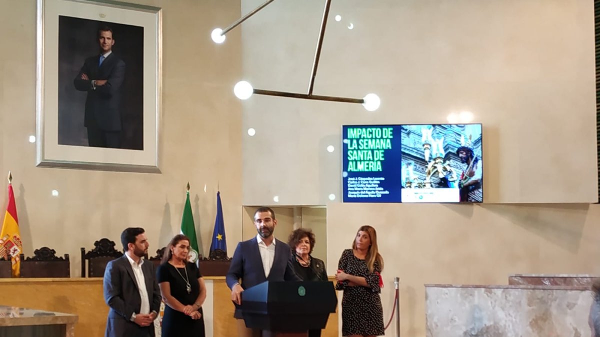 Presentación del informe en el salón de plenos municipal