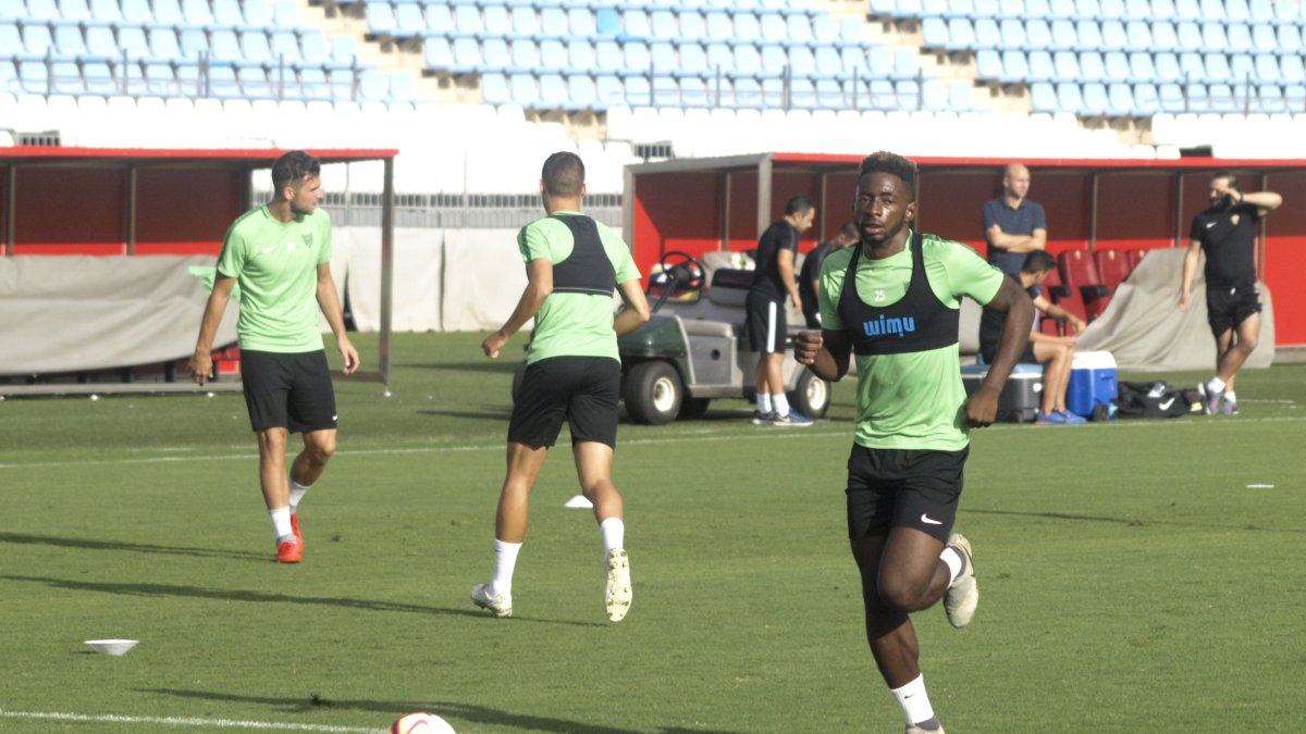 Yan Eteki en una acción del calentamiento.