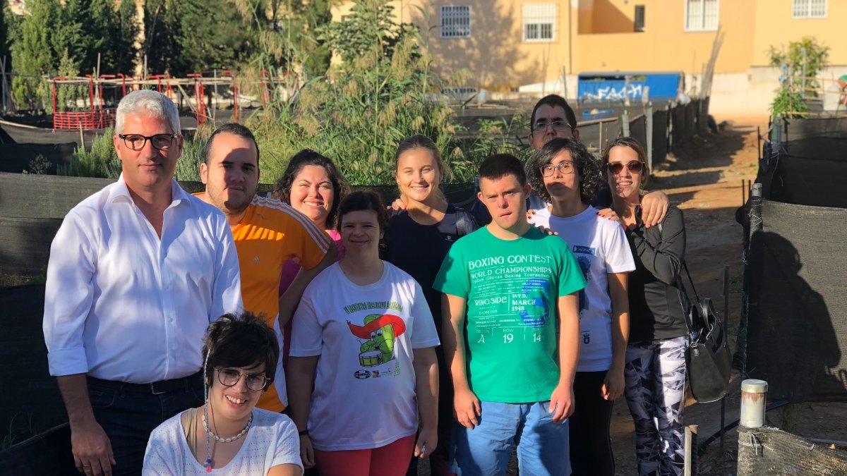 El alcalde, con los miembros de la asociación.
