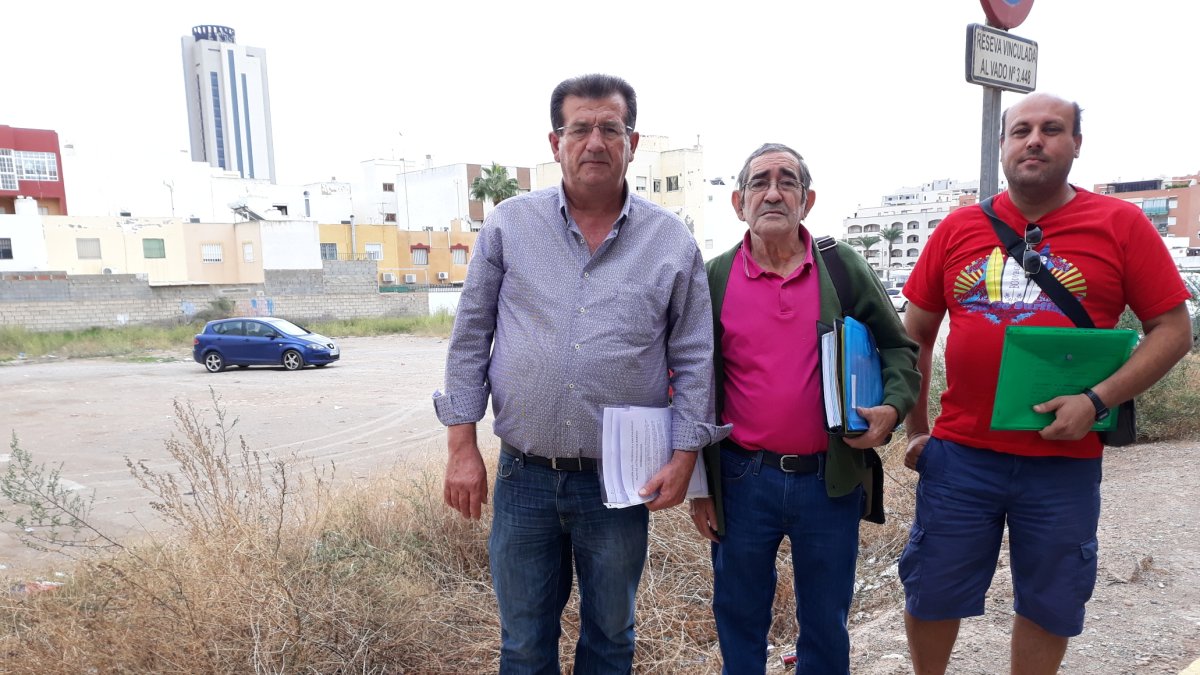 Alarcón recorriendo el barrio de Las Palmeras junto a varios vecinos.