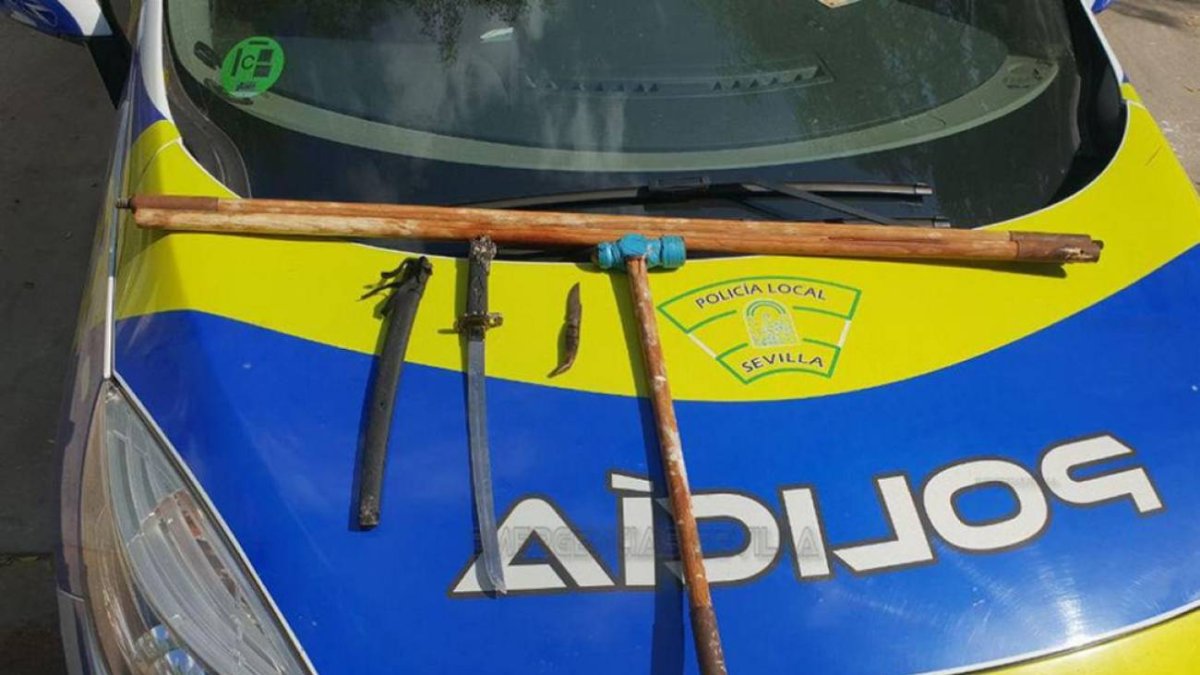 Armas blancas incautadas al conductor detenido en Sevilla. Imagen de Emergencias Sevilla.