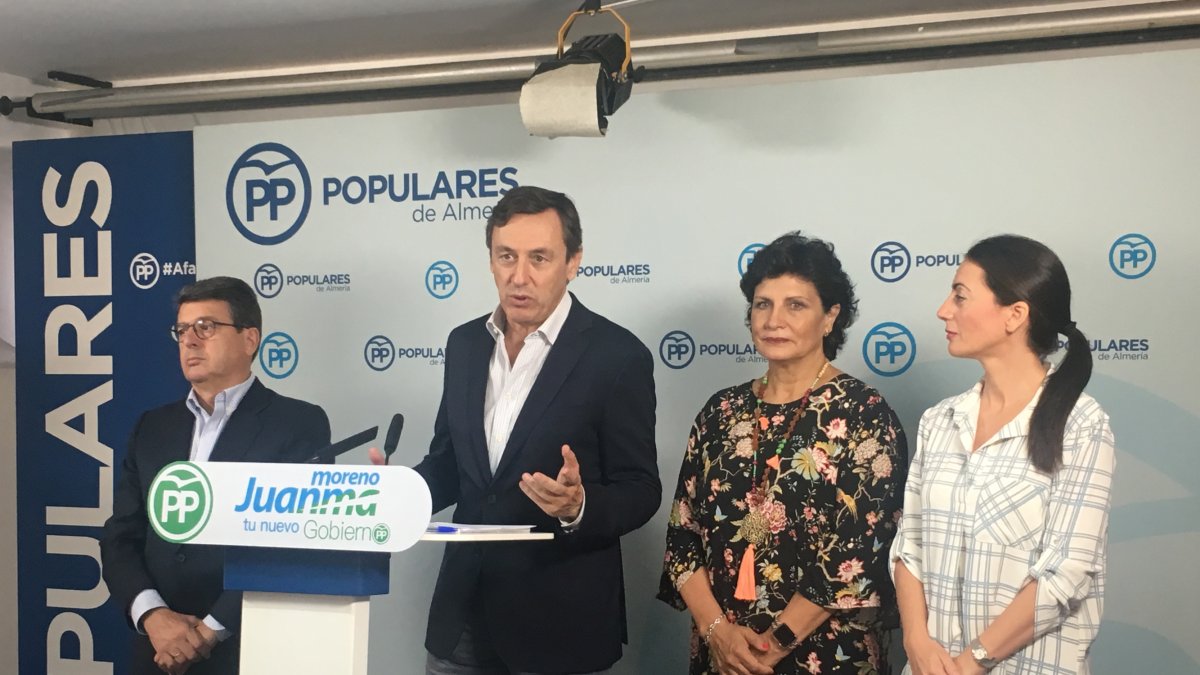 Rafael Hernando esta mañana acompañado por dirigentes políticos de la provincia.