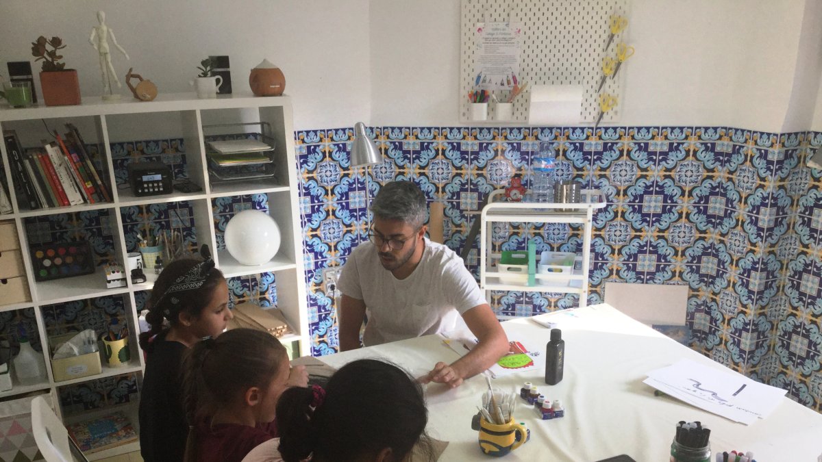 El artista Álex Arias en una de sus clases.