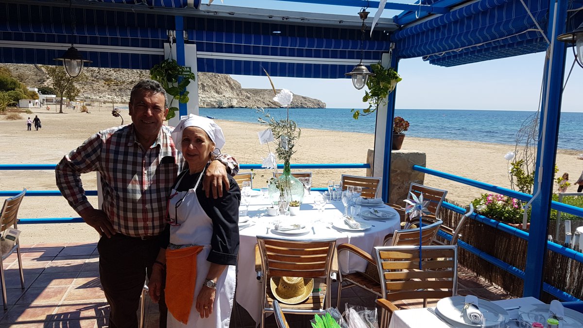 Responsables del Restaurante Los Tarais ubicado en Agua Amarga, en Níjar.