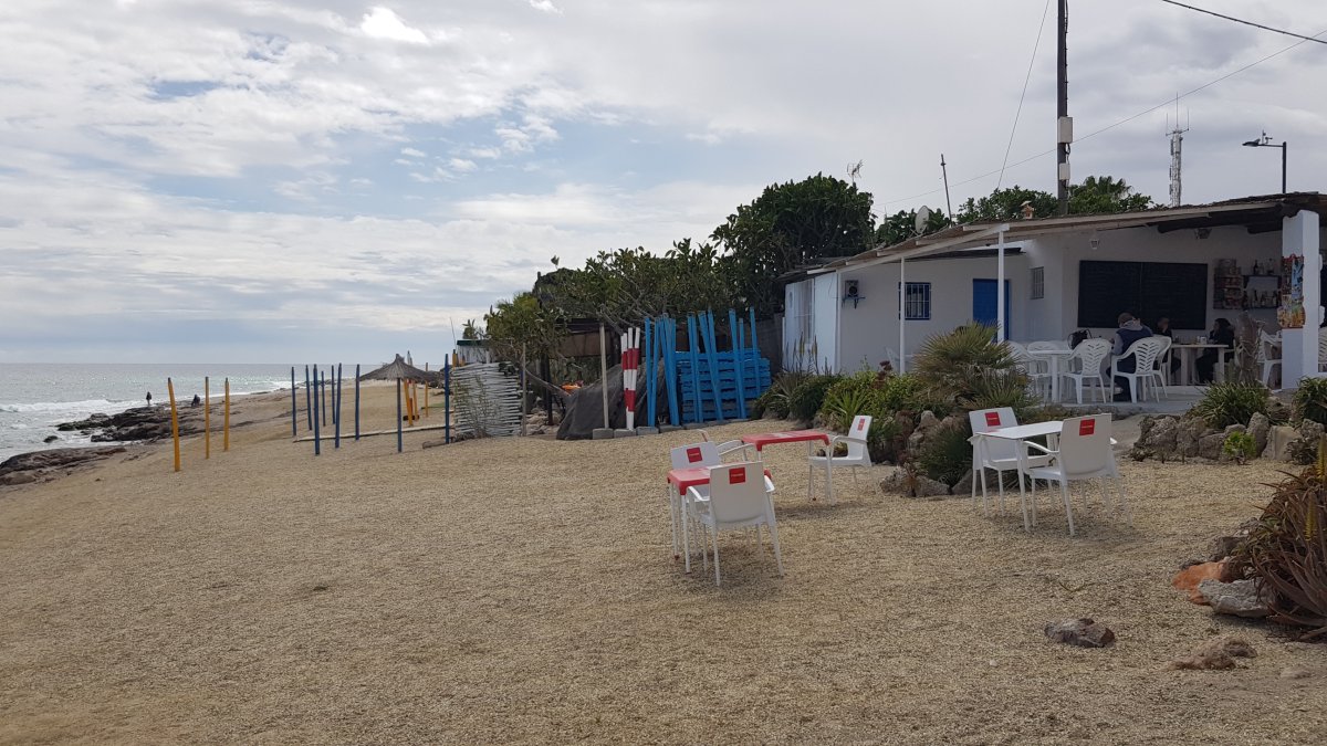 Terraza de uno de los chiringuitos de la playa del Cantal que se vería afectado por el paseo marítimo.