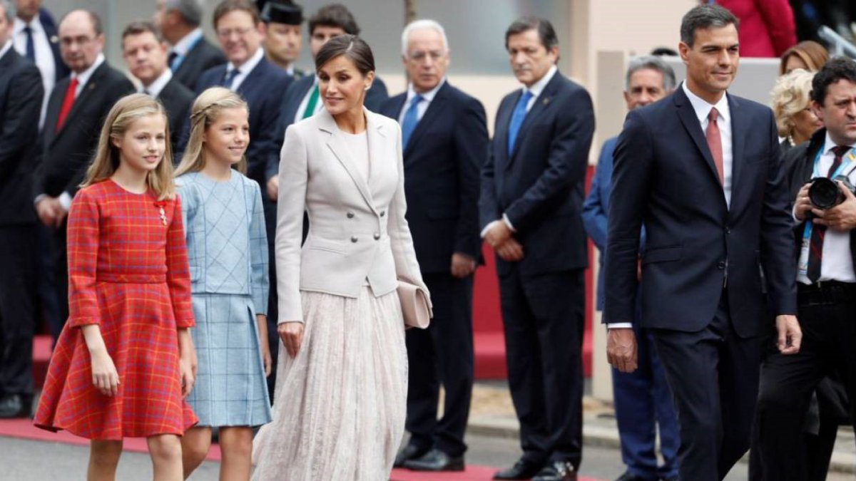 Pedro Sánchez junto a la reina y las infantas.