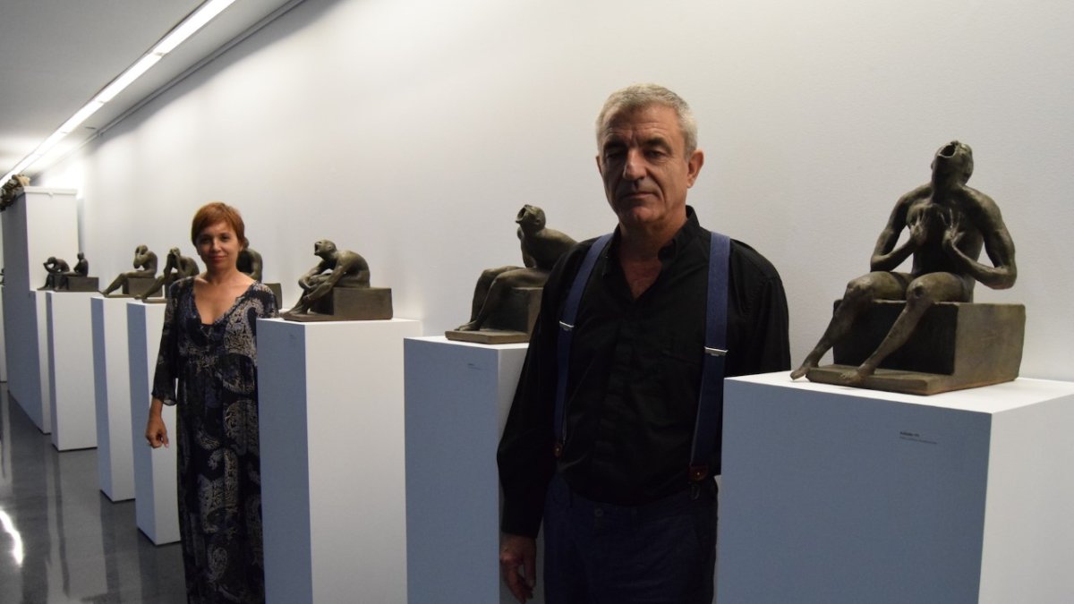El escultor Javier Huecas junto a la vicerrectora de Extensión Universitaria y Deportes de la UAL.