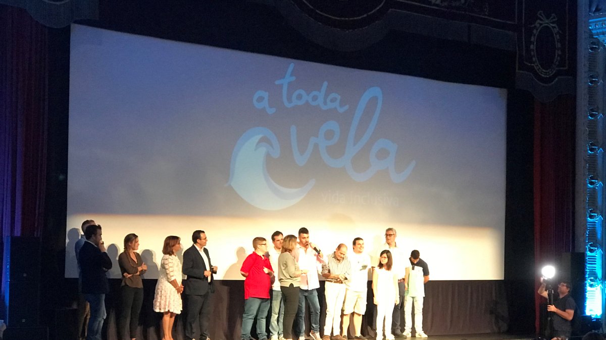 La presidenta de A Toda Vela presenta a su equipo de Campeones.