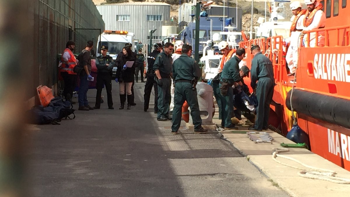 Desembarco de uno de los cadáveres hallados en el mar