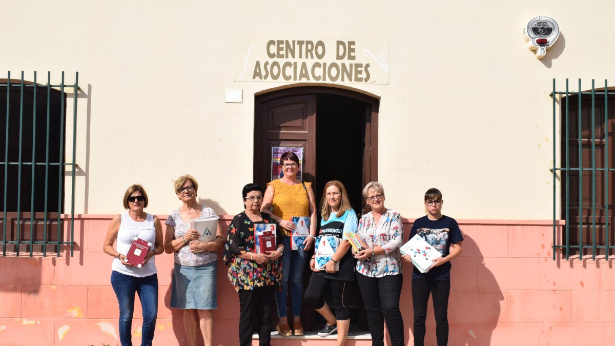 Vvoluntarias a las puertas del Centro Asociativo con los primeros libros donados que irán a parar a Tegucigalpa.