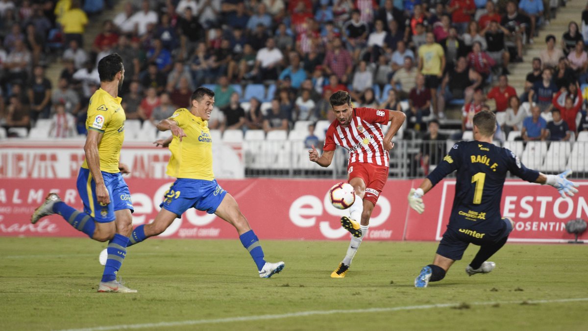 Juan Carlos Real intenta batir a Raúl Fernández.