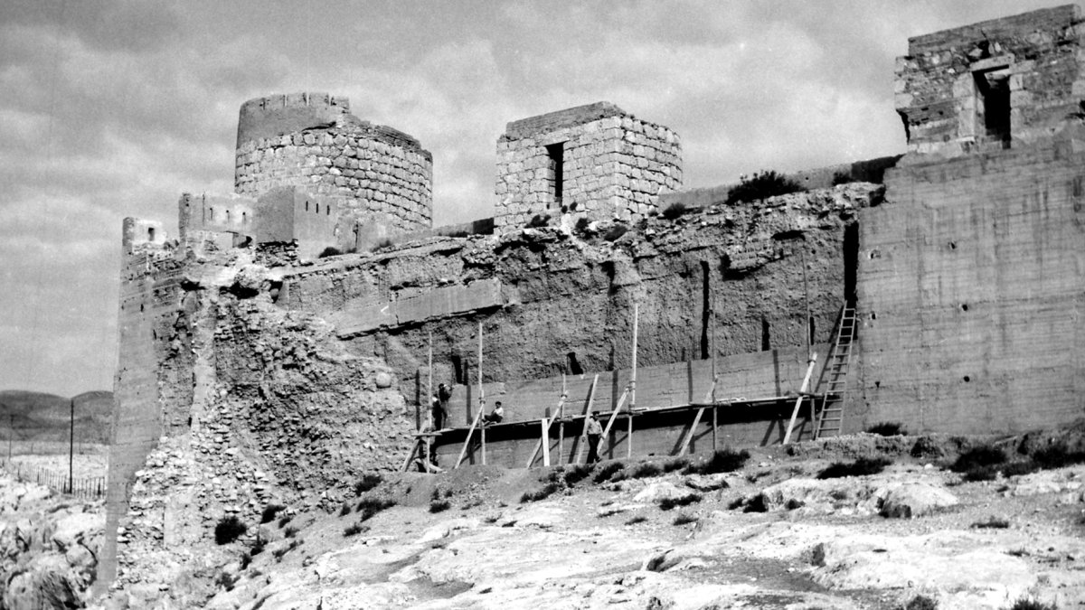 Los torreones  y la muralla que coronan el Cerro de San Cristóbal en uno de los intentos de restauración.