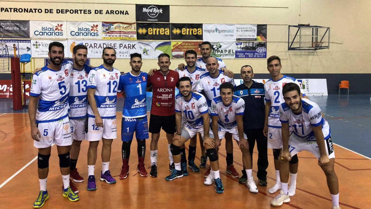 Los jugadores del Michelin Mintonette con el mítico Alexis Valido.