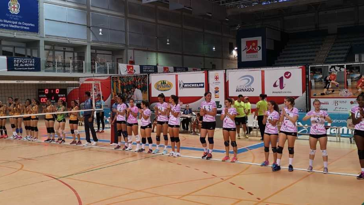 Las almerienses saludando a su afición en el Palacio Mediterráneo.