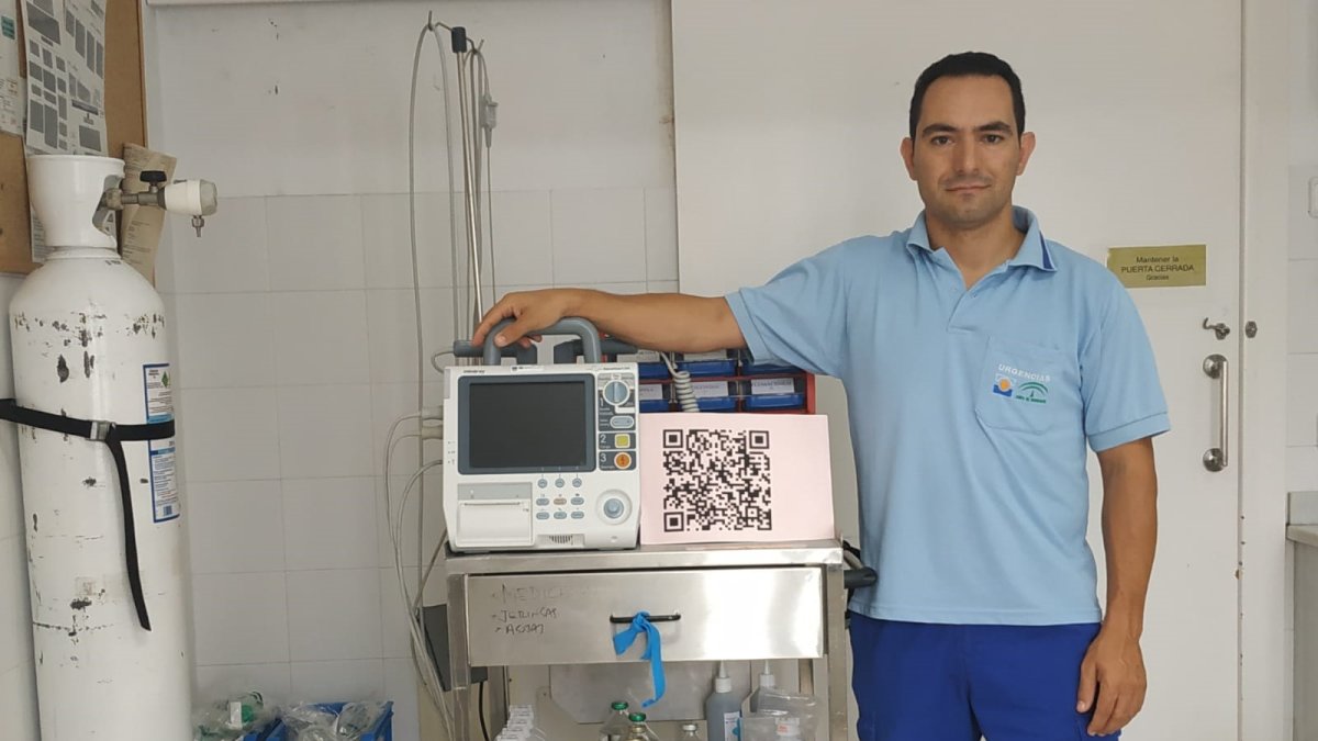 Fernando Estévez junto a una máquina con el código ‘QR’ creado para acceder al vídeo instructivo de forma inmediata.