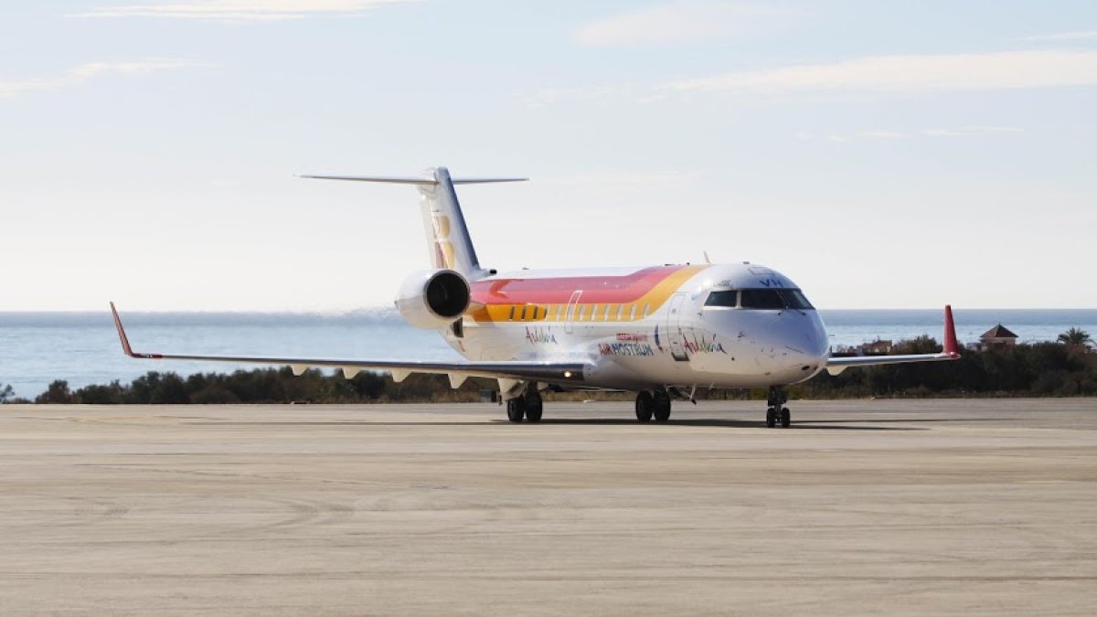 Un avión esperando el despegue en las pistas del aeródromo almeriense.