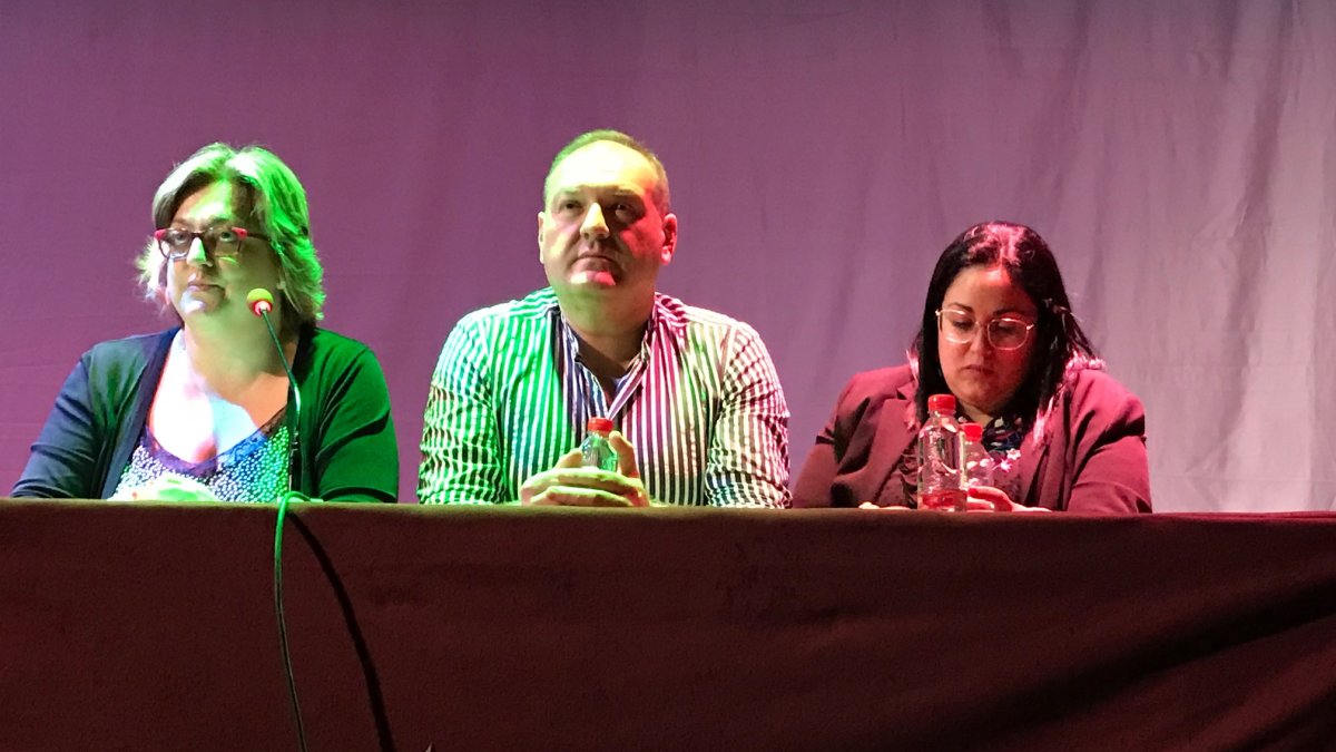 La coordinadora del IAM, Francisca Serrano, junto al alcalde y la edil de Igualdad.