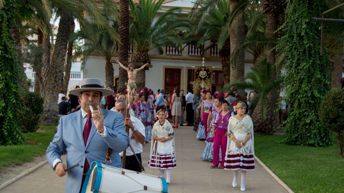Un tamborilero y refajonas procesionaron por las calles de Carboneras.
