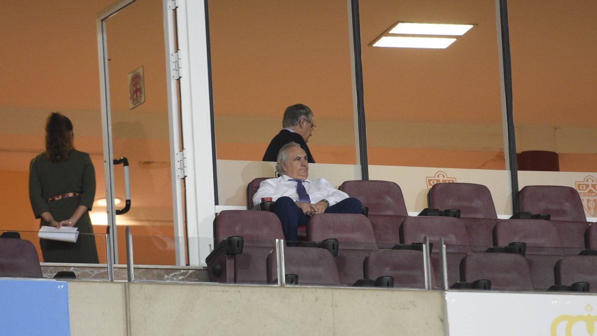 Alfonso García contemplando su nueva obra rojiblanca.
