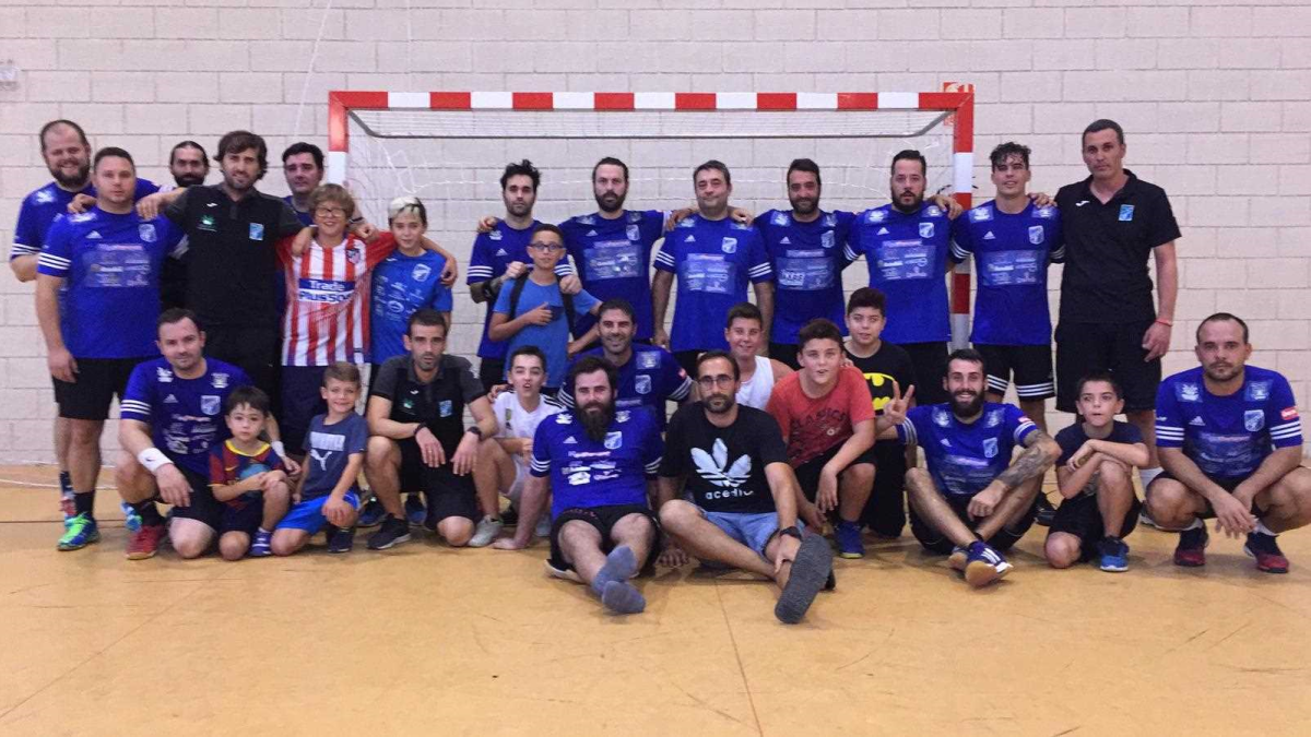 Los jugadores azules preparan el partido.