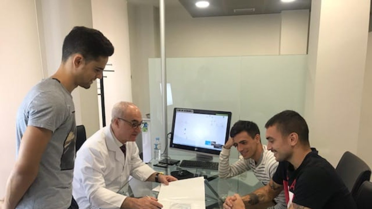 El doctor Ripoll con Fran Rodríguez, Gaspar y Samu de los Reyes.