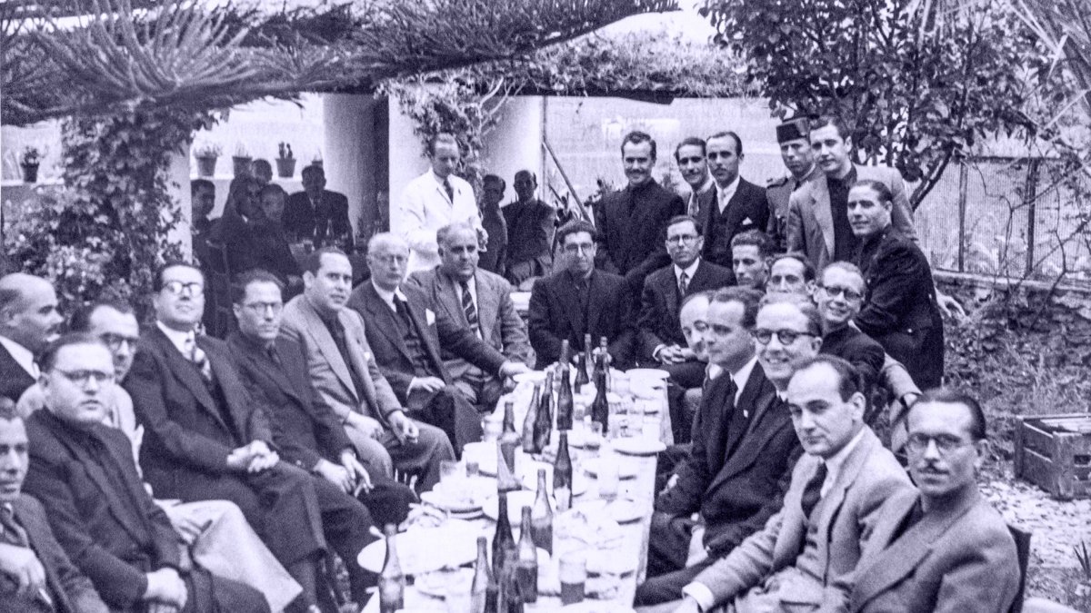 Reunión de alcaldes de Adra en una imagen inédita que rescata el libro.